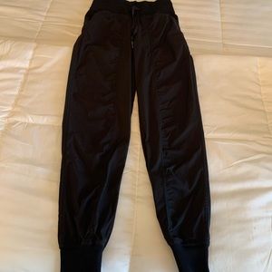 Size 2 Lululumon dance studio jogger in great condition!